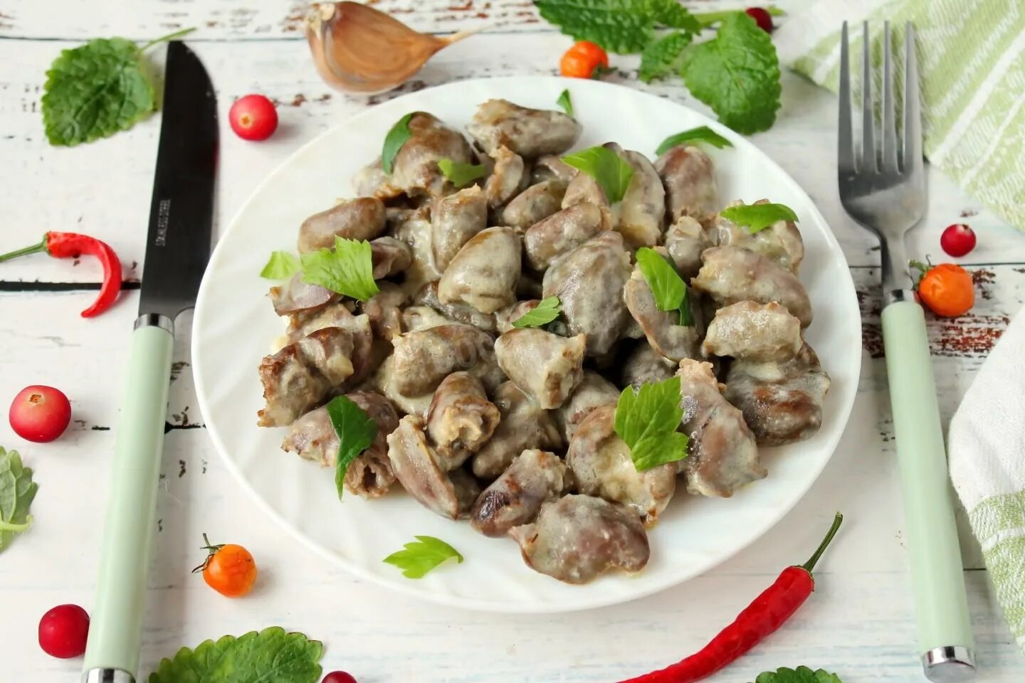 Куриные сердечки и желудки рецепт тушеные. Куриные сердечки. тушеные куриные сердечки. куриные сердечки готовые. куриные сердечки в ресторане.