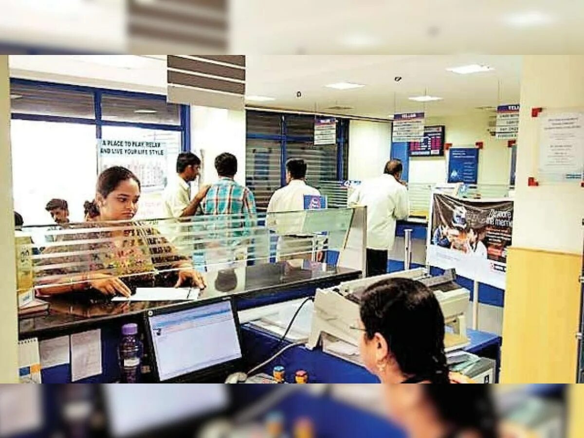 Working in bank. Indian banks. state bank of india внутри. bank clerk. в банке в индии.