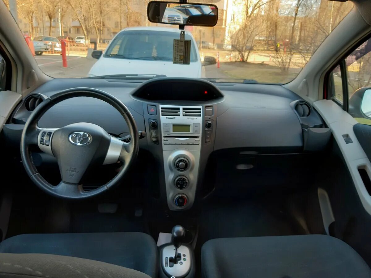 Тойота ярис 2008. Toyota Yaris II, 2008. Toyota Yaris 2008 салон. Toyota Yaris II 2008 салон. Тойота Ярис 2008 1.3 робот.