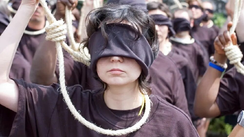 Видео где девушку завязывают. Amnesty International смертная казнь. Обезглавливание женщин. Наказание современное.