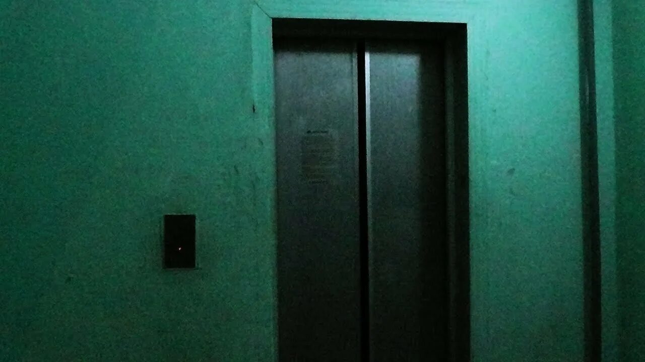 Лифт между этажами. Лифт обычный. Лифт кмз старый. Сломанный лифт. Лифты в многоэтажках.