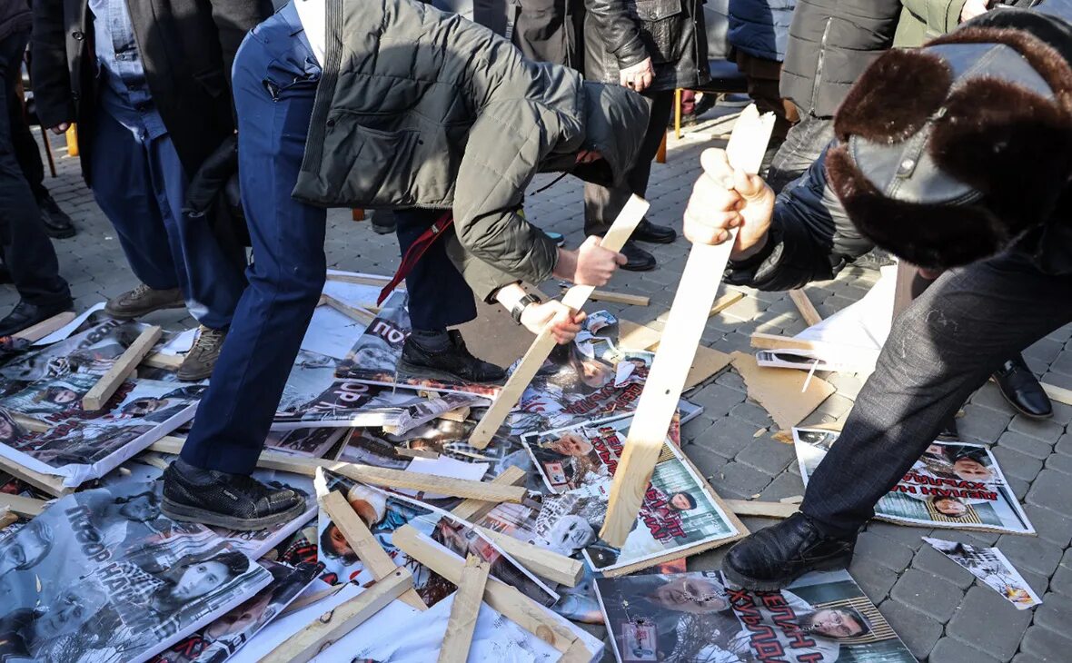 Чечня вышла. Семья янгулбаевых чечня. митинг в грозном против янгулбаевых. протесты против янгулбаевых.