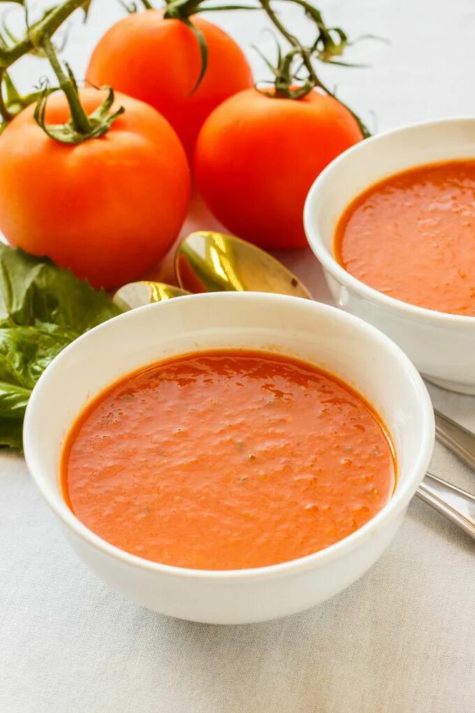 Суп томатный рецепты из свежих. Томатный гаспачо. Томатный суп пюре. Томатный крем суп. Томатный суп-пюре классический.
