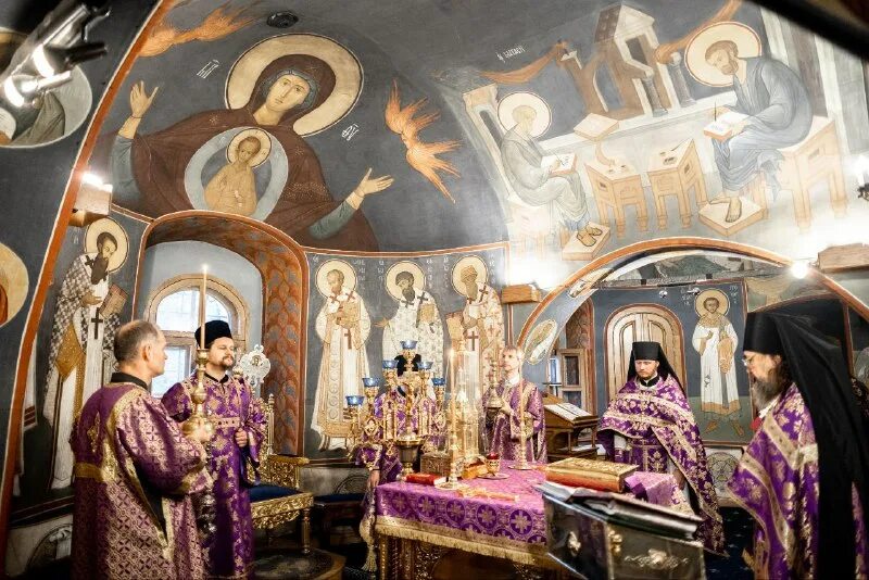 почему в православных храмах стоят. таинство соборования в православной церкви. почему в православных храмах стоят. много людей в храме. видео вечерних богослужений перечисление все.