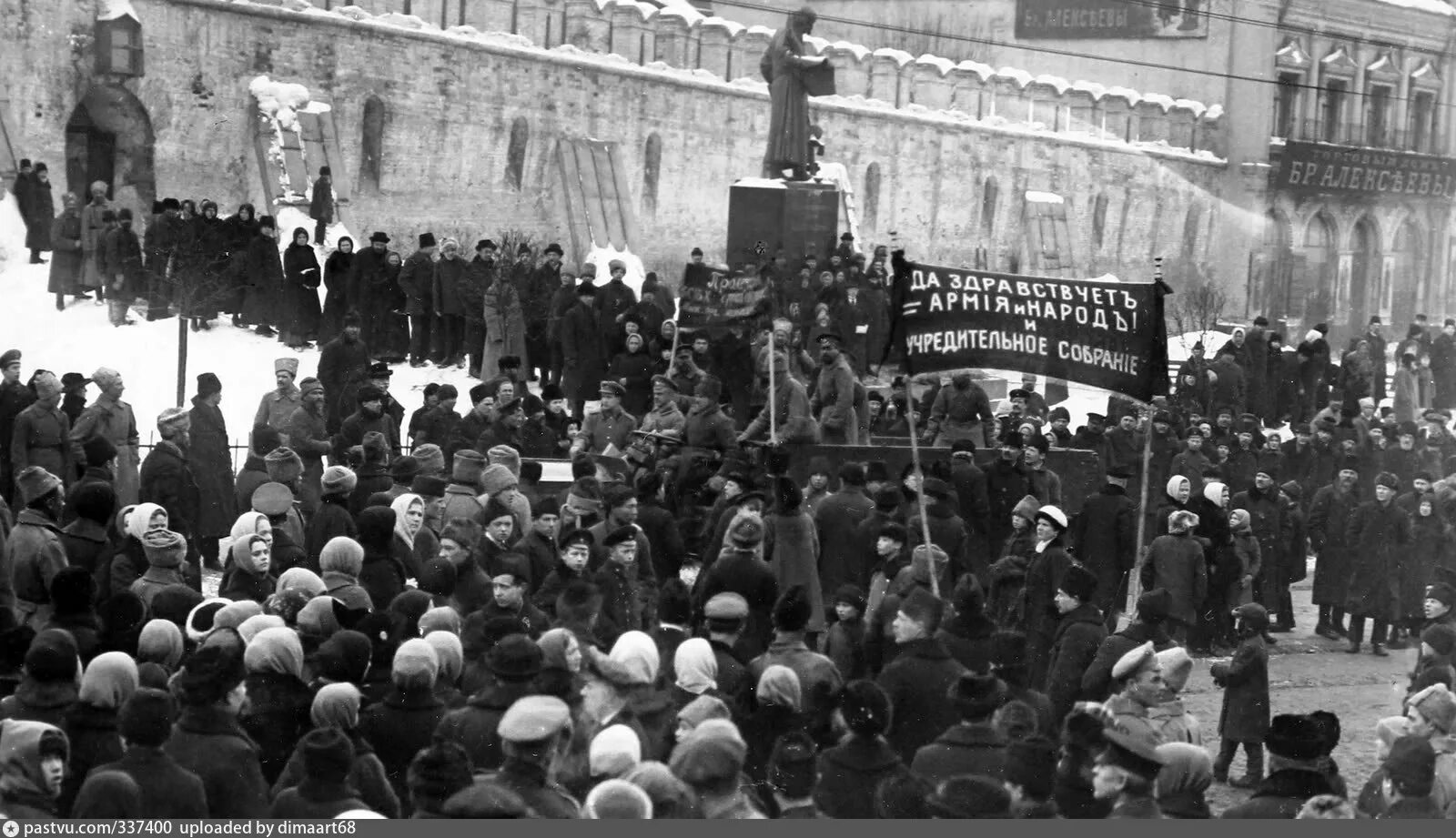 Почему во время революции. Российская Империя 1917 год Февральская революция. Учредительное собрание 1918 демонстрации. Разгон учредительного собрания 1918. Демонстрация в поддержку учредительного собрания 5 января 1918 года.