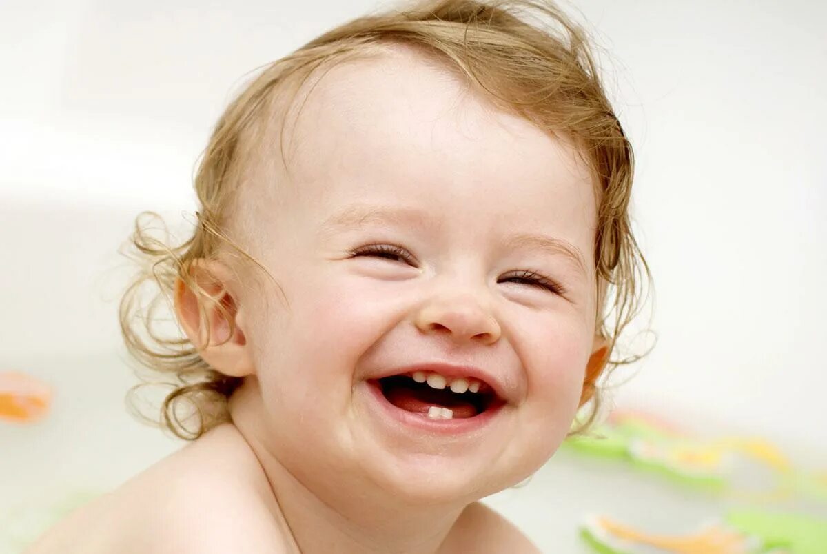 Веселые детский смех. Улыбка ребенка. Ребенок улыбается. Дети смеются. Малыш смеется.