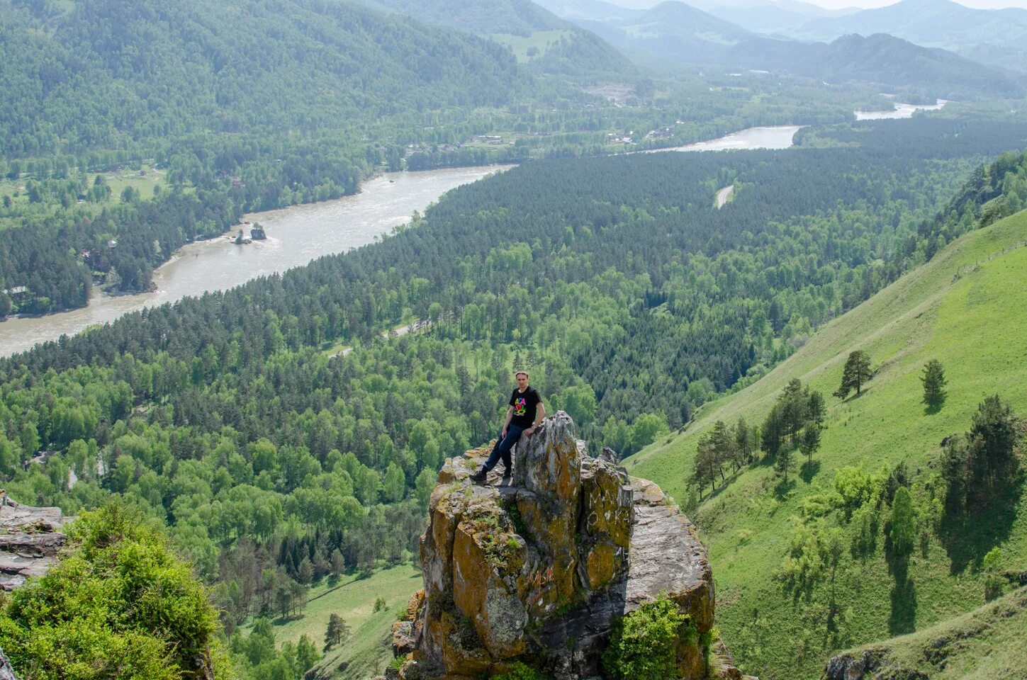 Горно алтайск весной. Горно Алтайск горы. Гора Луковка горный Алтай. Гора Михайловка Алтай. Каменные ворота Алтай Чемал.