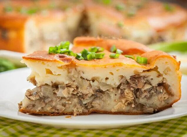 рыбный пирог с рисом. слоеный пирог с консервой рыбной. кулебяка царская многослойная. пирог с рыбной консервой и рисом. пирог с сайрой и рисом из слоеного теста.
