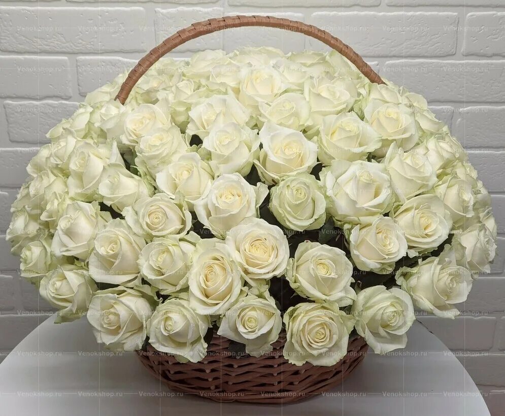 Слушать королева виктора букет из белых роз. Огромный букет белых роз. Корзина белых роз. Букет из белых роз. Огромная корзина белых роз.