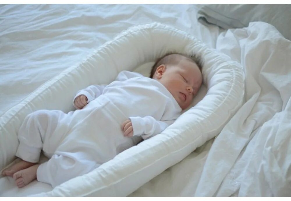Можно ли спать новорожденному в коконе ночью. Babynest кокон. Гнездо-кокон для новорожденных. Кокон в кроватку для новорожденных. Кроватка кокон для новорожденного.