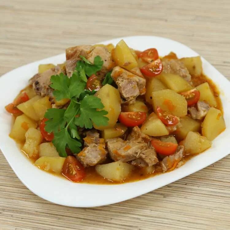 Как потушить картошку с мясом. Рагу с мясом и картошкой. картофельное рагу с мясом. тушёная картошка с мясом. тушёная картошка с тушёнкой.