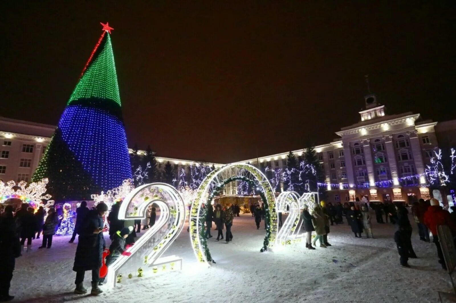 Уфа новый год 2024. Конгресс Холл Торатау. Уфа новый год. Уфа в декабре. Елка на площади перед конгресс холлом.