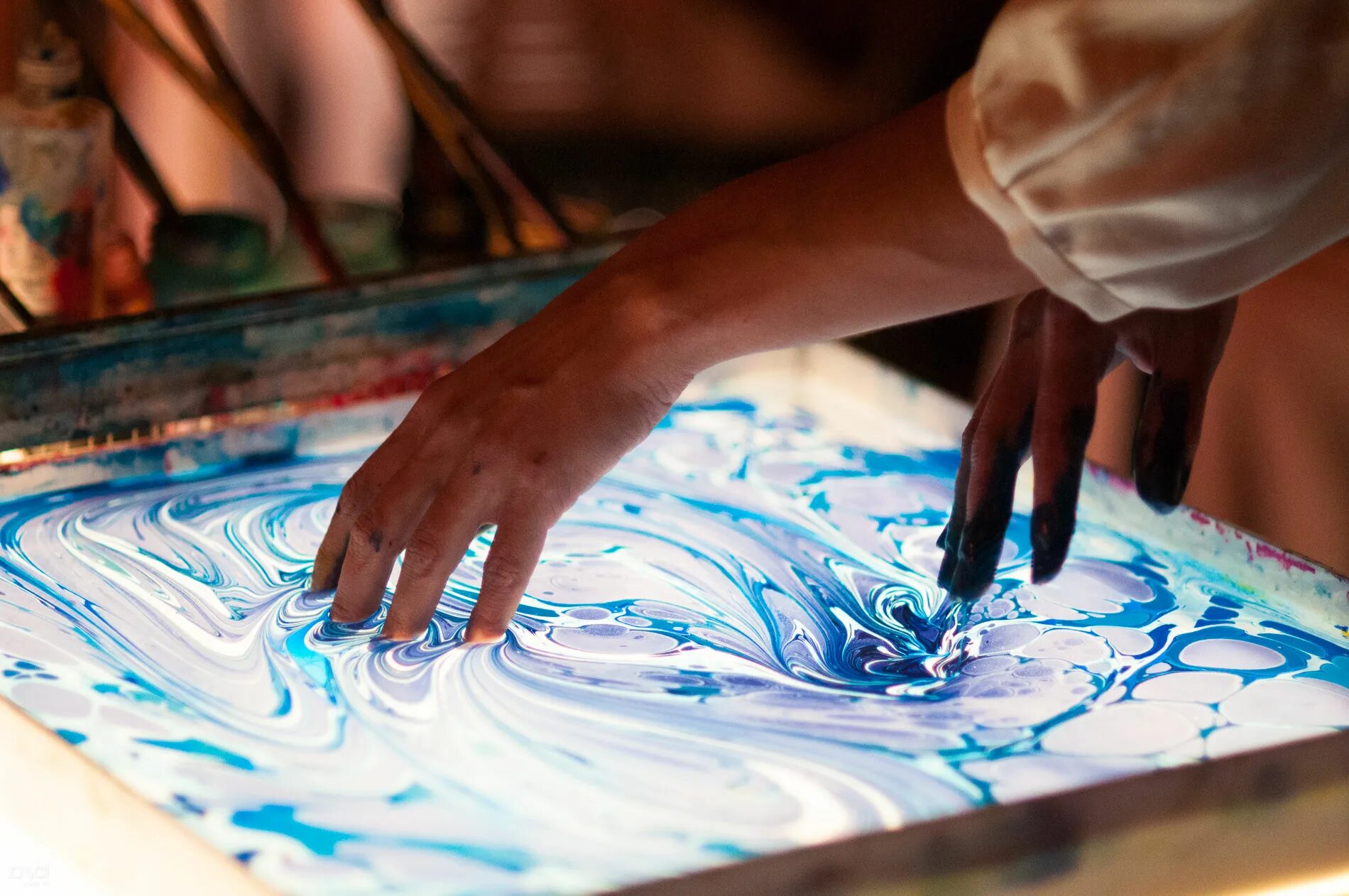 Water paint. Рисование на воде эбру. Техника эбру рисование на воде. Рисование красками на воде техника эбру. Эбру техника рисования на воде мастер класс.