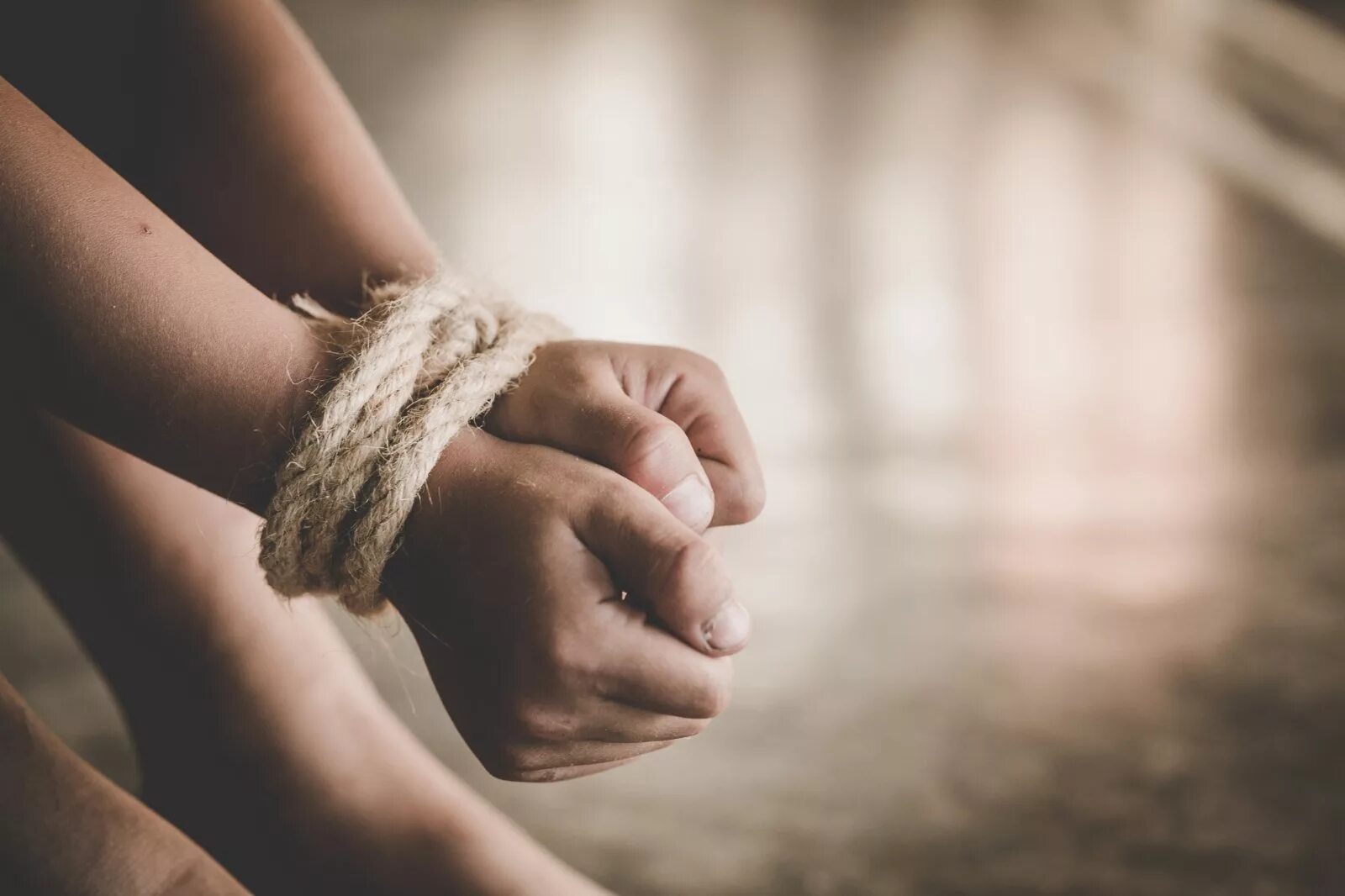 Hands are tied. Руки связанные лентой. Руки связаны. Канат в руках. Bind картинки для детей.