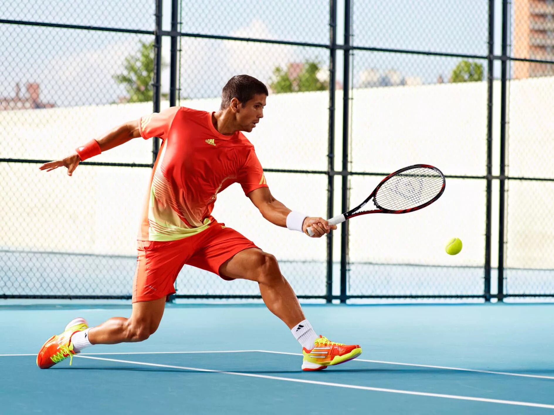 Adidas Tennis. Теннисисты в адидасе. Большой теннис. Спортивные способности. Атакующий теннис