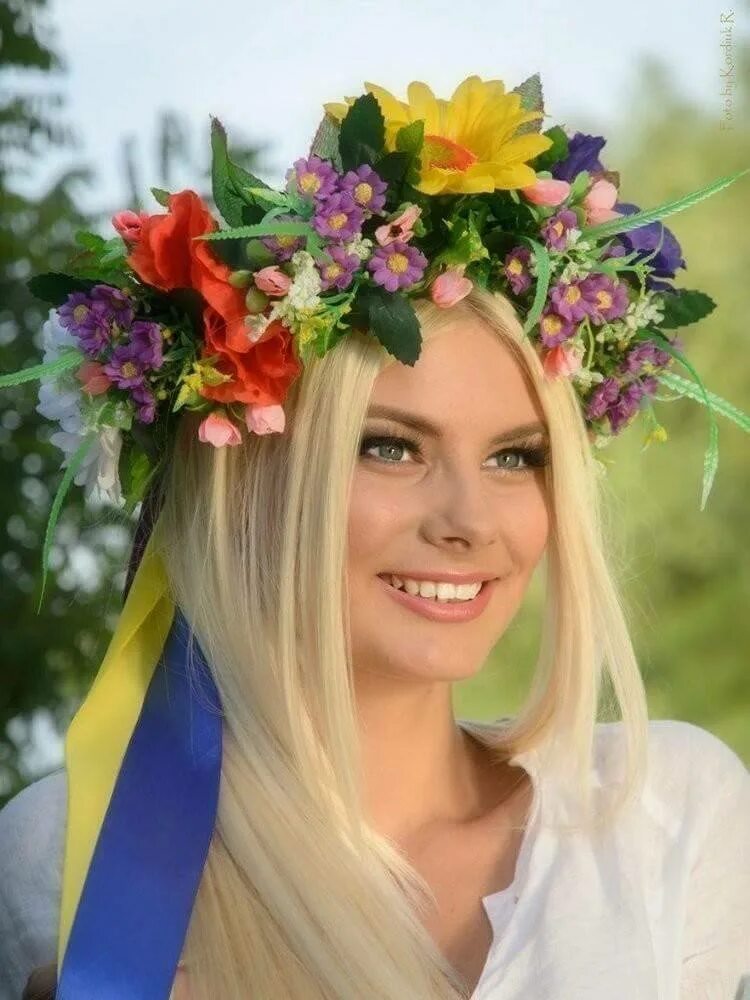 Slavic folk. Девушка в вышиванке. Самые красивые украинки. Красивые украинки. Украинки самые красивые девушки.