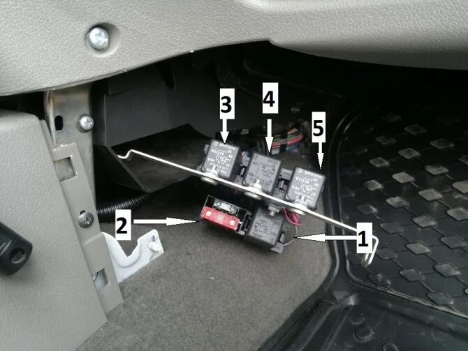 Бензонасос калина предохранитель где. Реле бензонасоса Калина 1.4. Реле бензонасоса Калина 1. Предохранитель бензонасоса Калина 1.