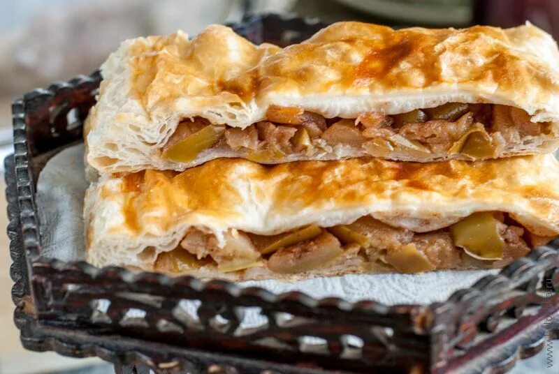 Пирог с горбушей и сыром. Пироги из слоеного теста. Печем пирог из слоеного теста. Пироги из слоёного дрожжевого теста. Пироги из слоёного дрожжевого теста.