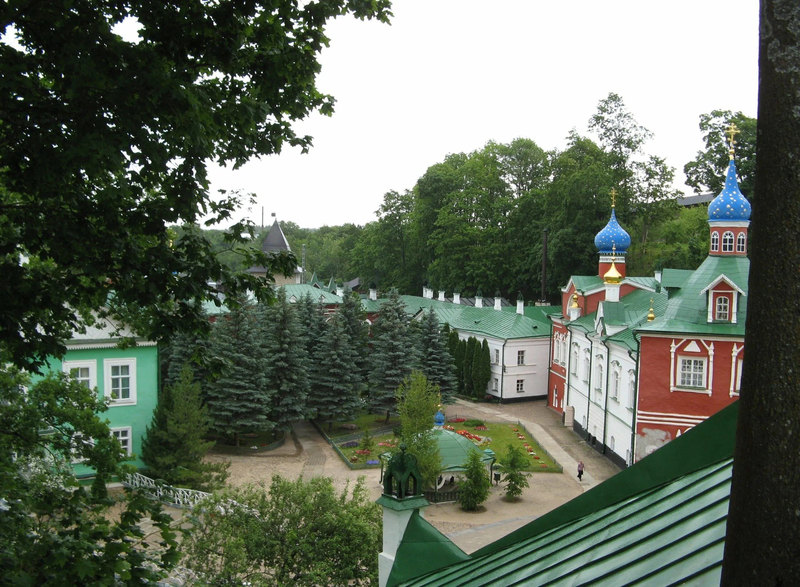 Паломнический центр псково печерского монастыря. Паломники псково печерского монастыря. Паломнический центр псково печерского монастыря. Паломнический центр печоры псковская область. Псков монастырь печоры.