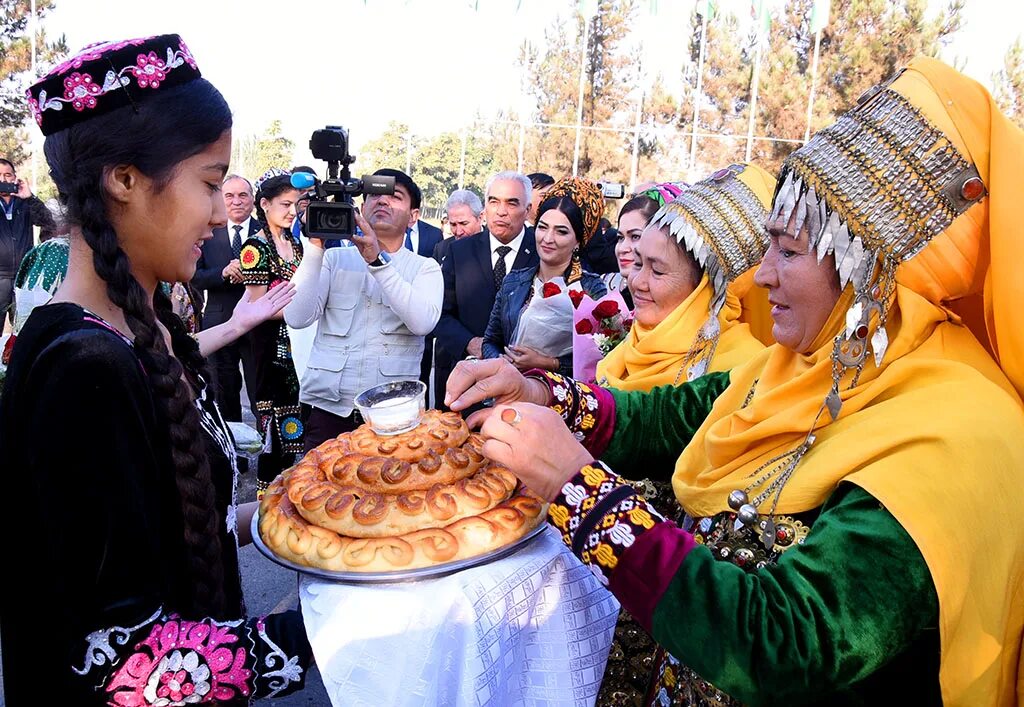 Как живут туркмены. Туркменистан народ. Жители Туркмении. Туркменский фольклор. Туркмения и Таджикистан.
