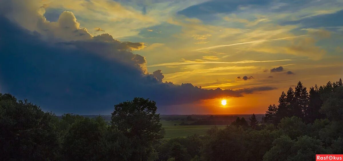 красивый закат солнца. красивый закат солнца. краешек зари. рассвет на море. природа солнце.