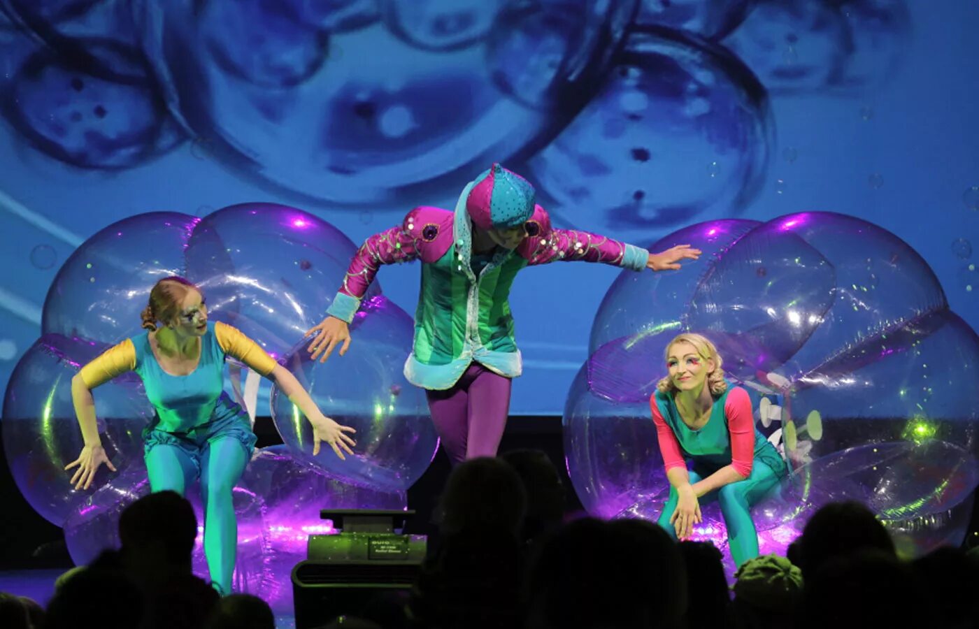 Включи новое видео bubble. Баблс шоу. Бабл на мероприятие. Шоу мюзиклы мыльных пузырей. Neon Bubble шоу.
