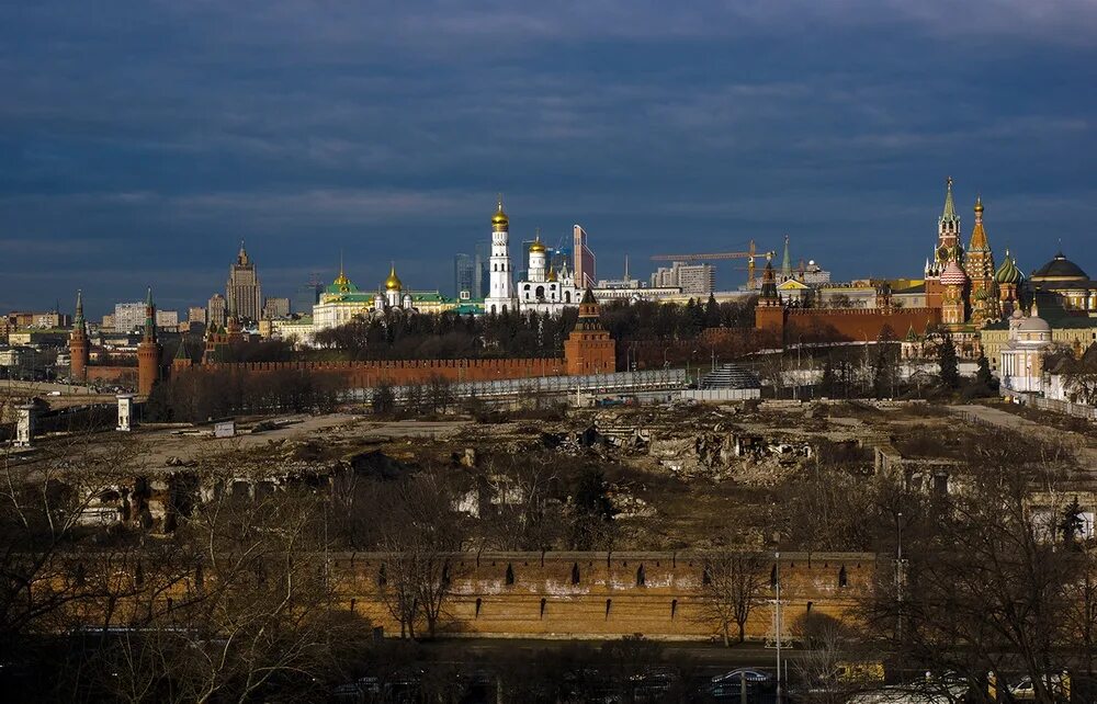 Москва 1998 Кремль. Московский Кремль вид на Москву Сити. Вид на Кремль. Вид из окна на Кремль. Кремлевская район