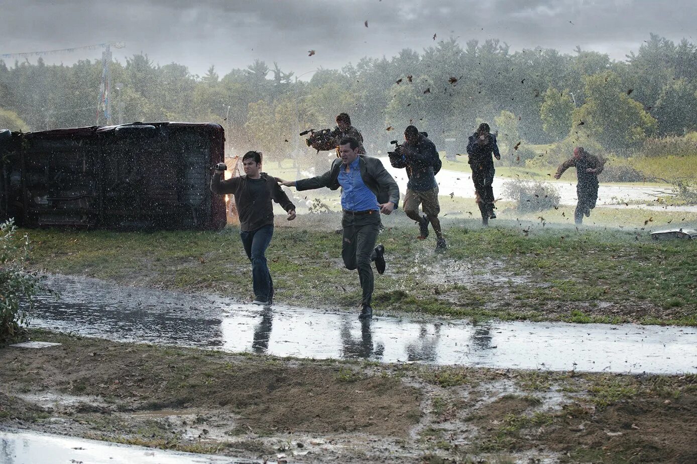 Навстречу отряд. Навстречу шторму (into the storm) 2014. навстречу шторму фильм 2014 натан кресс. джереми самптер навстречу шторму. навстречу шторму фильм 2014 торнадо.