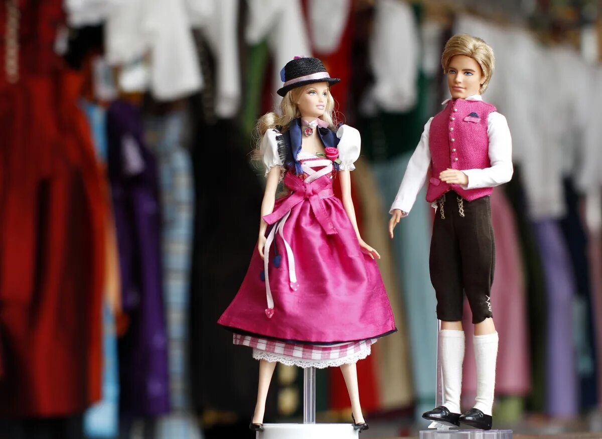 Куклы как переводится. Барби в современном мире. Барби в британском стиле. Самые красивые куклы Барби и Кен.