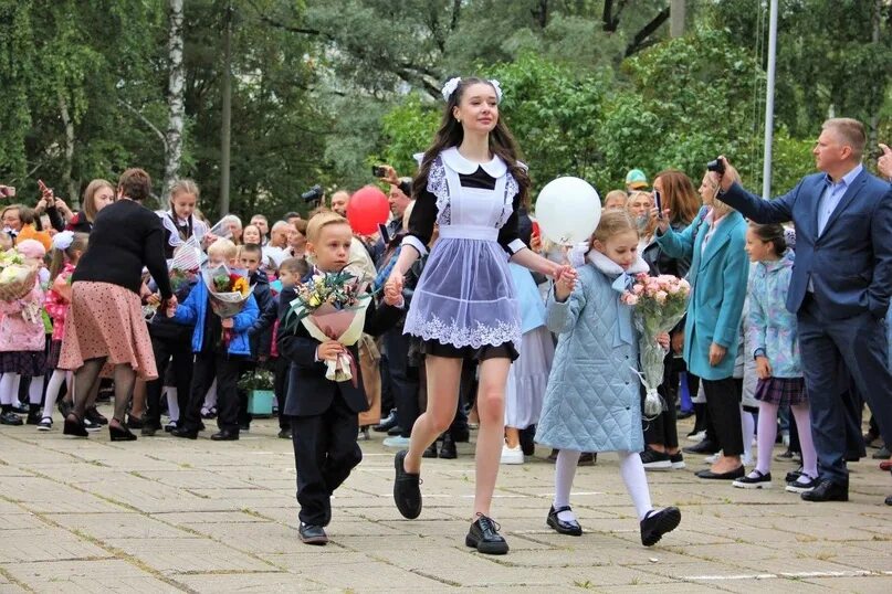 Школа 1205 москва. Гимназия 28 владикавказ. Выпускники подмосковья. Школа середины москвы. 1 школа владикавказ.
