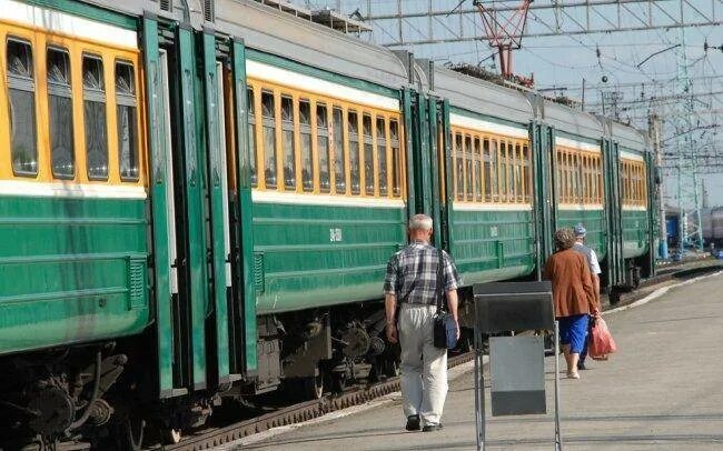 Электричка искитим новосибирск главный сегодня. Электричка искитим. электричка бердск искитим. электричка зелёные новосибирск. электричка монолитная искитим.