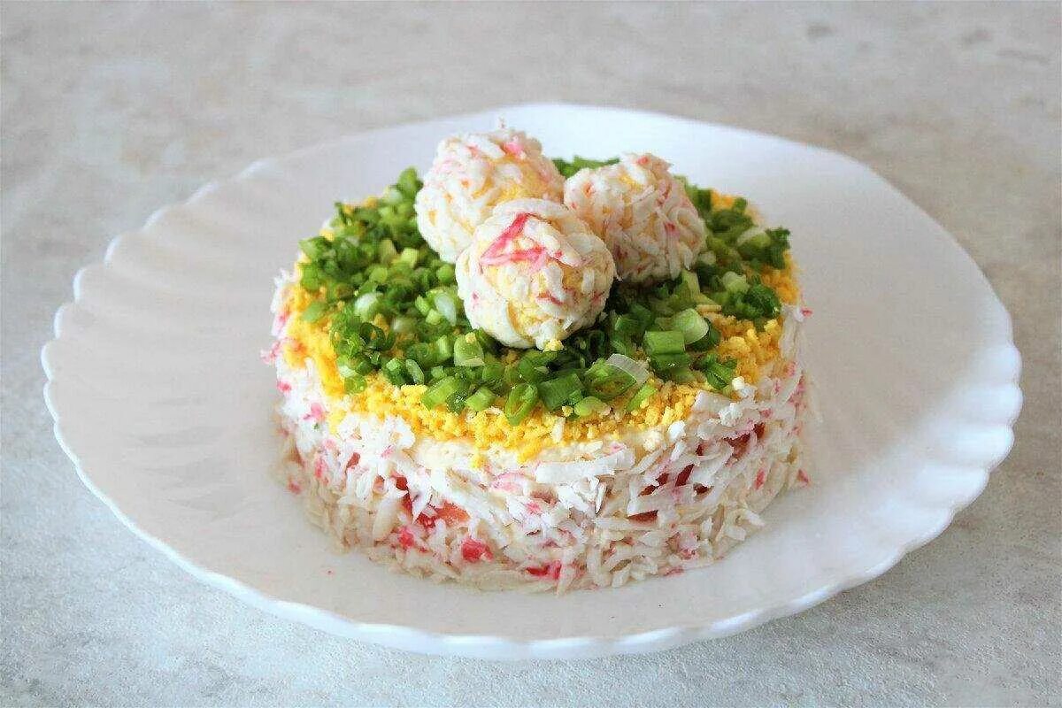 Крабовый салат с рисом с фото. Крабовый салат без риса. салат из крабовых палочек с рисом. салат с крабовыми палочками и рисом. салат из крабовых палочек ингредиенты.