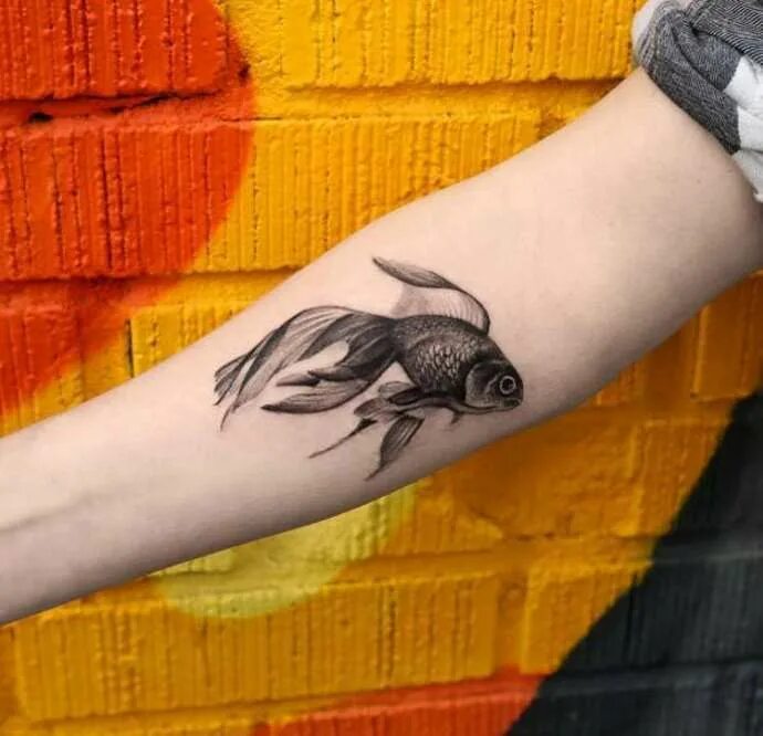 Тату рыбки на руке. Тату рыбы для женщин. Тату рыбы минимализм. Тату рыбы женские. Мини тату рыбы.