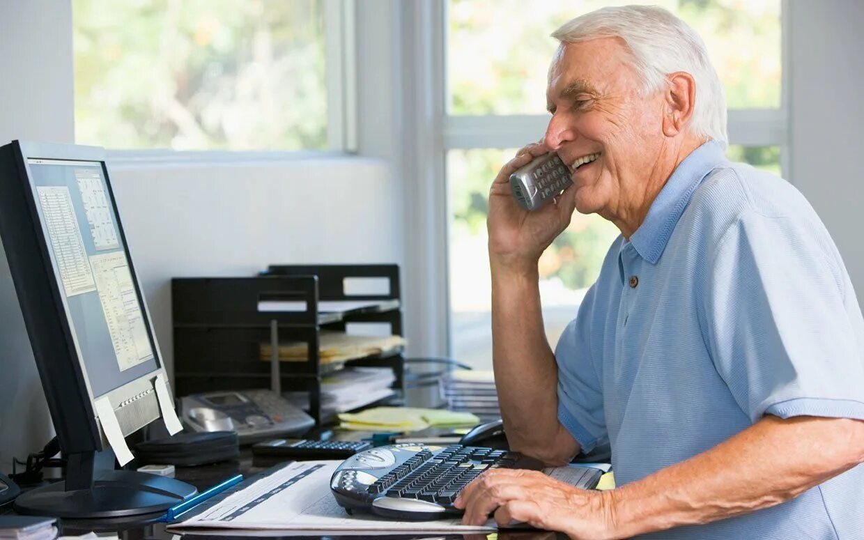 Пожилой человек за компьютером. Пожилые за компьютером. Пожилые люди и компьютер. Пожилой человек в офисе.