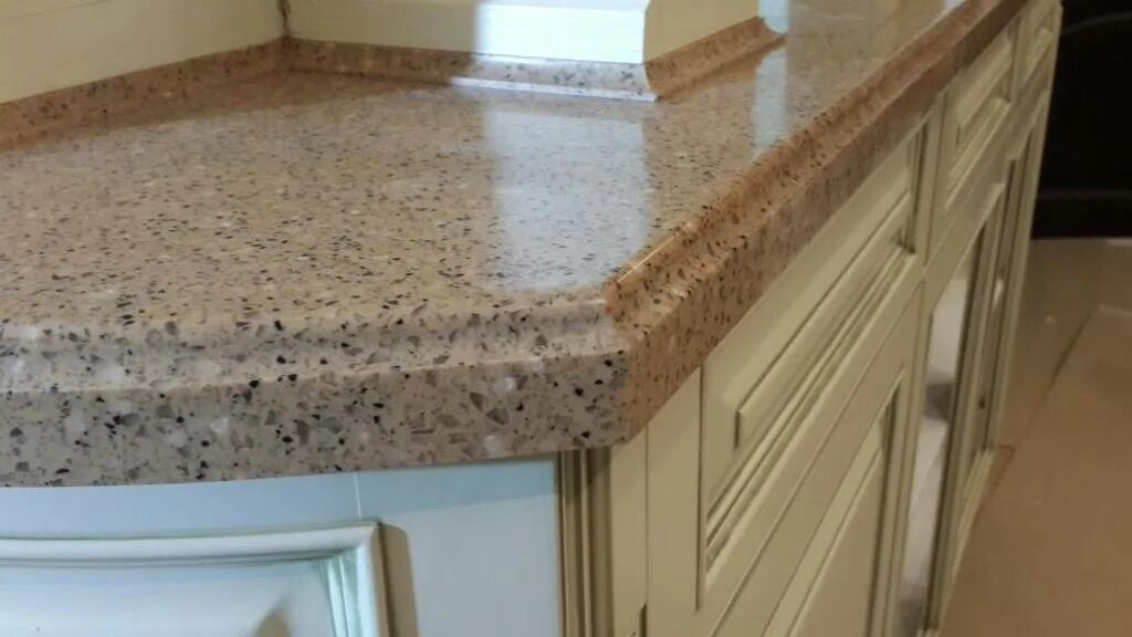 Край столешница какой. Столешница для кухни. Столешница из акрилового камня. Край столешница какой. Столешница аренария леруа мерлен.