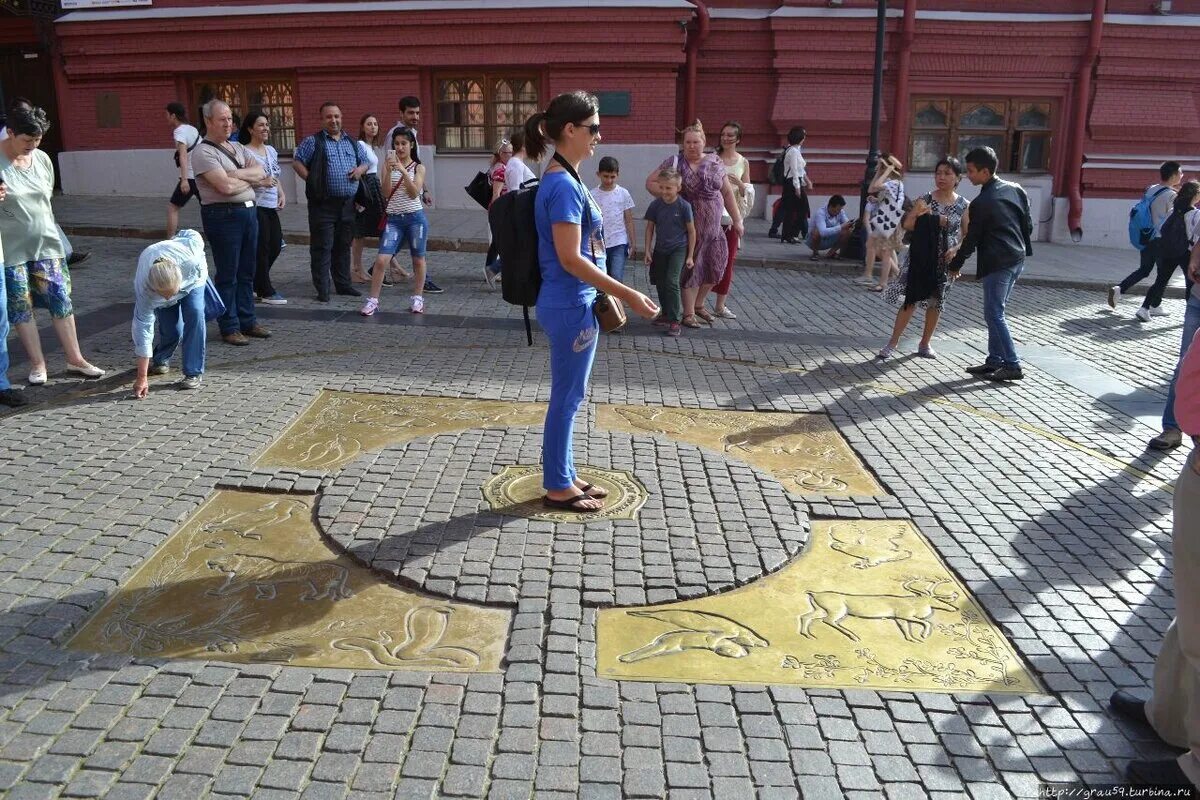 Нулевой километр на красной. Нулевой километр на Манежной площади. Нулевой Меридиан в Москве на красной площади. Нулевой километр автодорог Российской Федерации. Москва Манежная площадь нулевой километр.