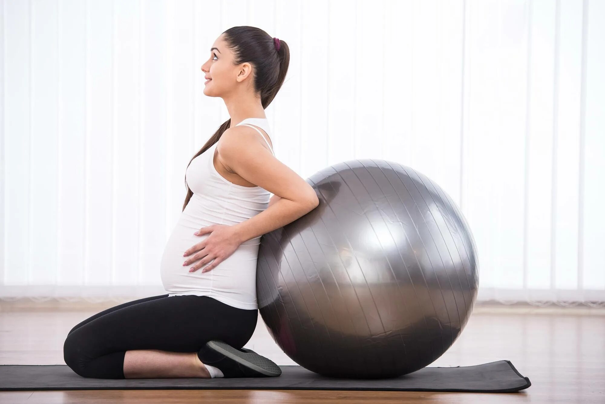 Летать в первый триместр. Физкультура для беременных. Упражнения для беременных. Фитболы для беременных. Пилатес для беременных.