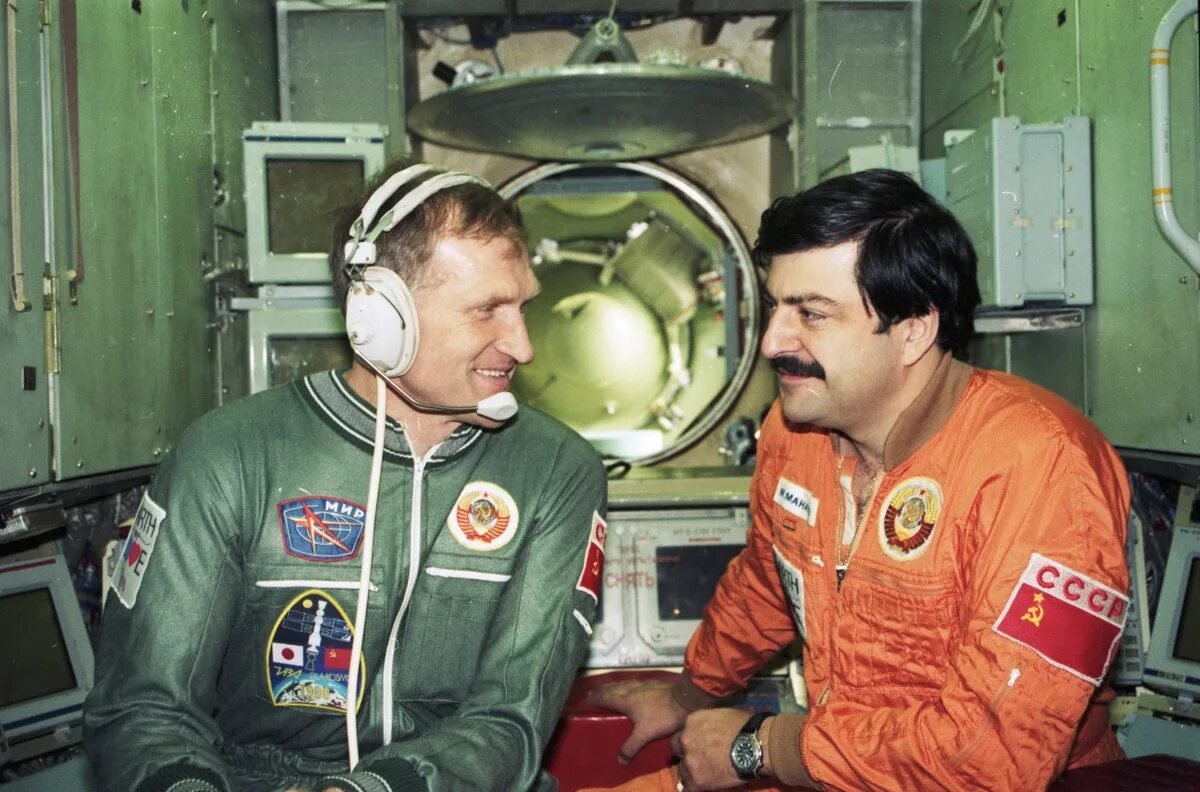 Первый длительный космический полет. Муса Хираманович Манаров космонавт. Муса Манаров полет.