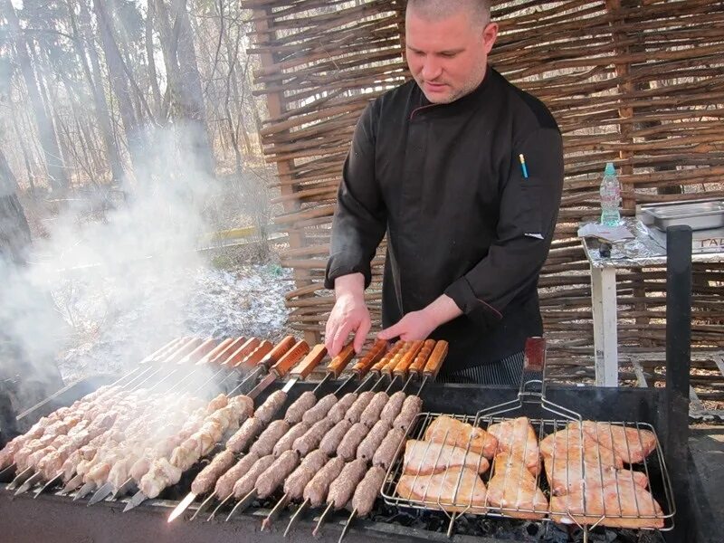 Мангальщик. Шашлычник. Повар мангальщик. Повар с шашлыком.