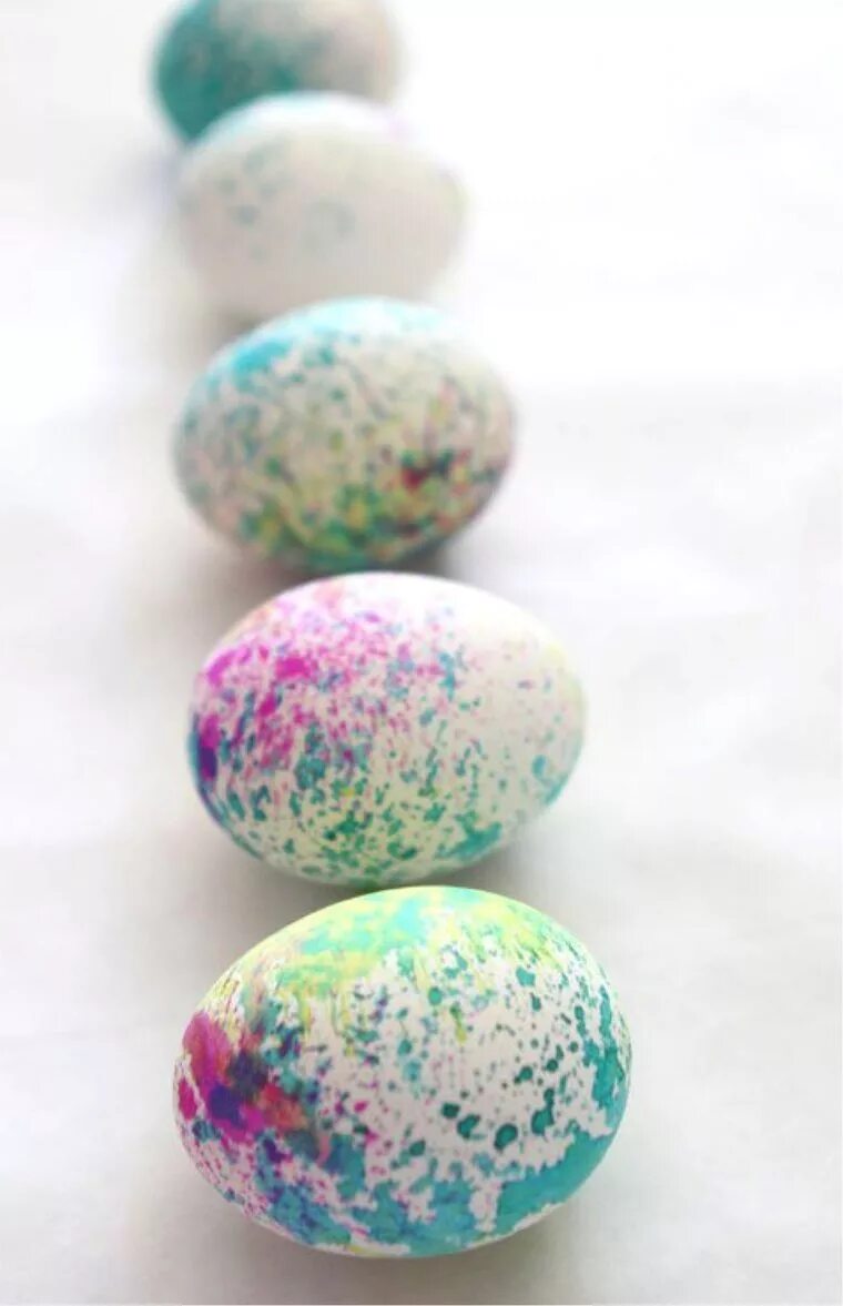 Сделай пестрых. Украшение яиц. Крашеные пасхальные яйца. Окрашивание пасхальных яиц. Необычное украшение яиц.