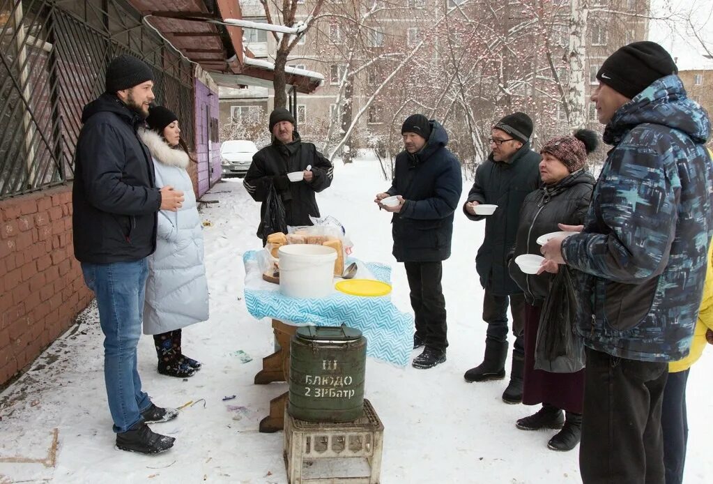 Волонтеры тагил. Волонтеры и бездомные люди. Бомжам благотворительность. Социальное волонтерство приюты для бездомных.