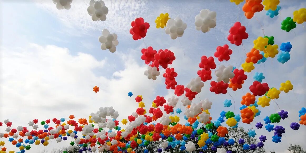 Воздушные шары. Воздушные шары в небе. Шарики в небе. Разноцветные воздушные шары в небе.