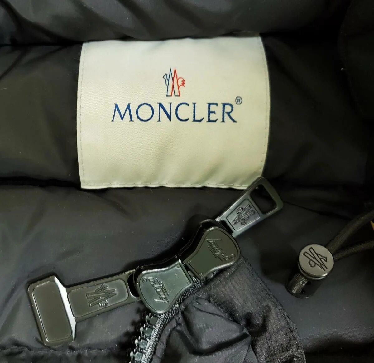 Монклер чей бренд. Фурнитура lampo moncler. зипка монклер. бирки монклер оригинал. монклер зипка оригинал.