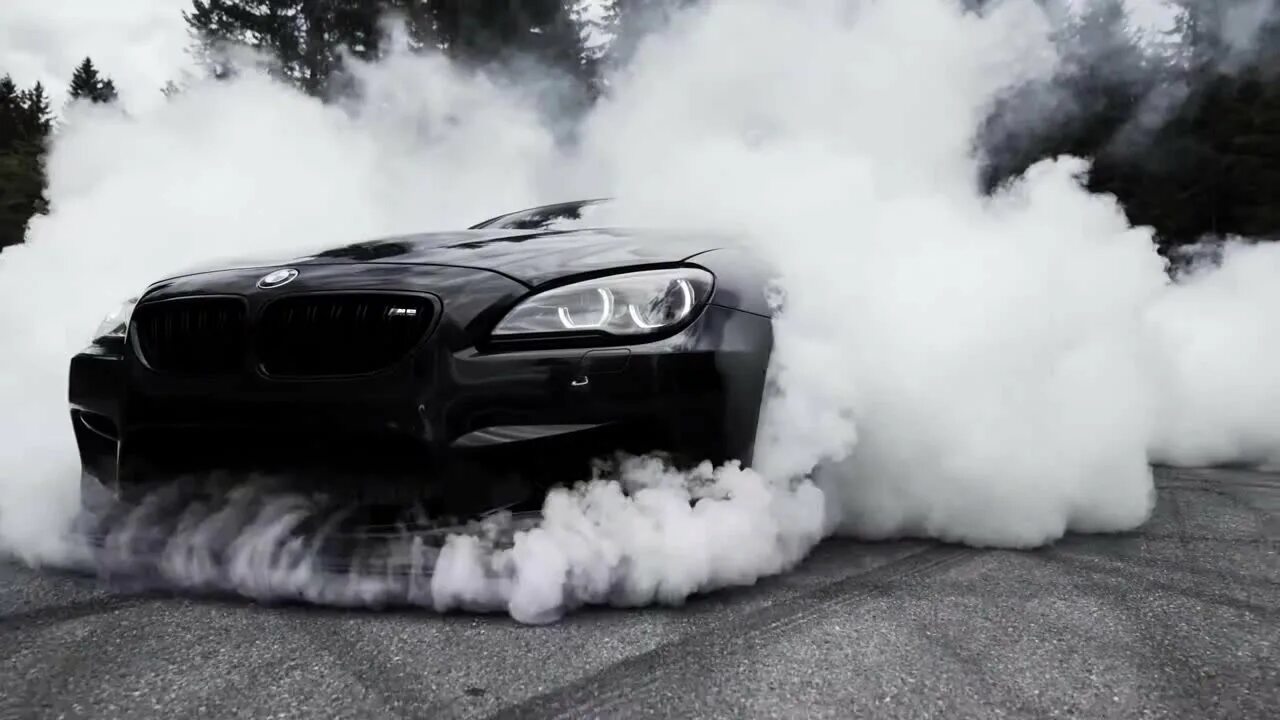 Black drift. БМВ м5 черная дрифт. BMW m5 дрифтит. БМВ м8 бернаут. Бернаут дрифт.