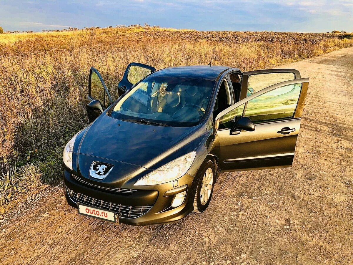 Какое пежо лучше купить. Peugeot 308. Пежо 308 120 л с. Пежо 308 с люком. Пежо 308 хэтчбек.