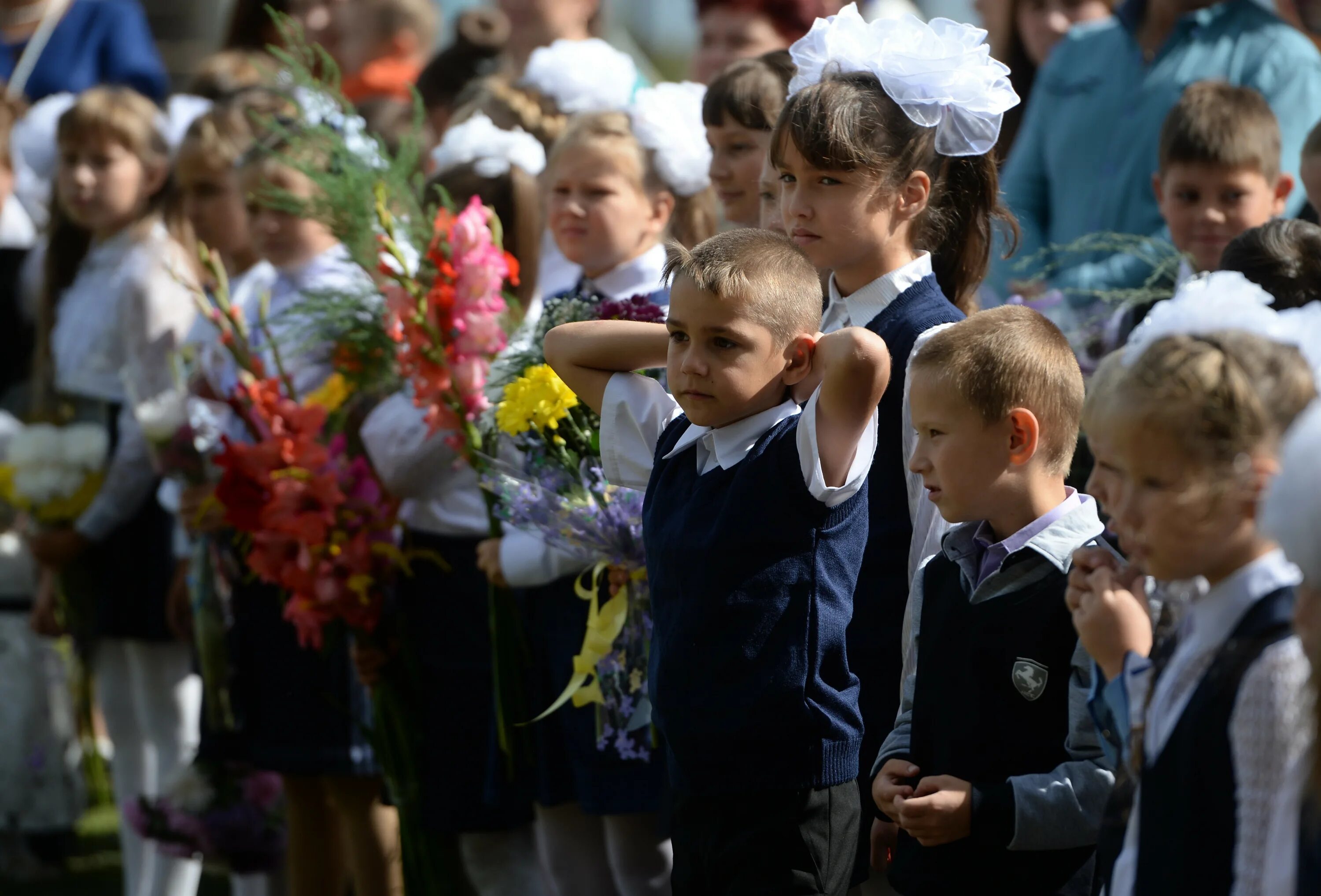 Начало учебного года в России фото. Погода на 1 сентября. Фото с дня знаний в Тихвине школа 1. 1 Сентября 15 градусов. Сентябрь школа видео