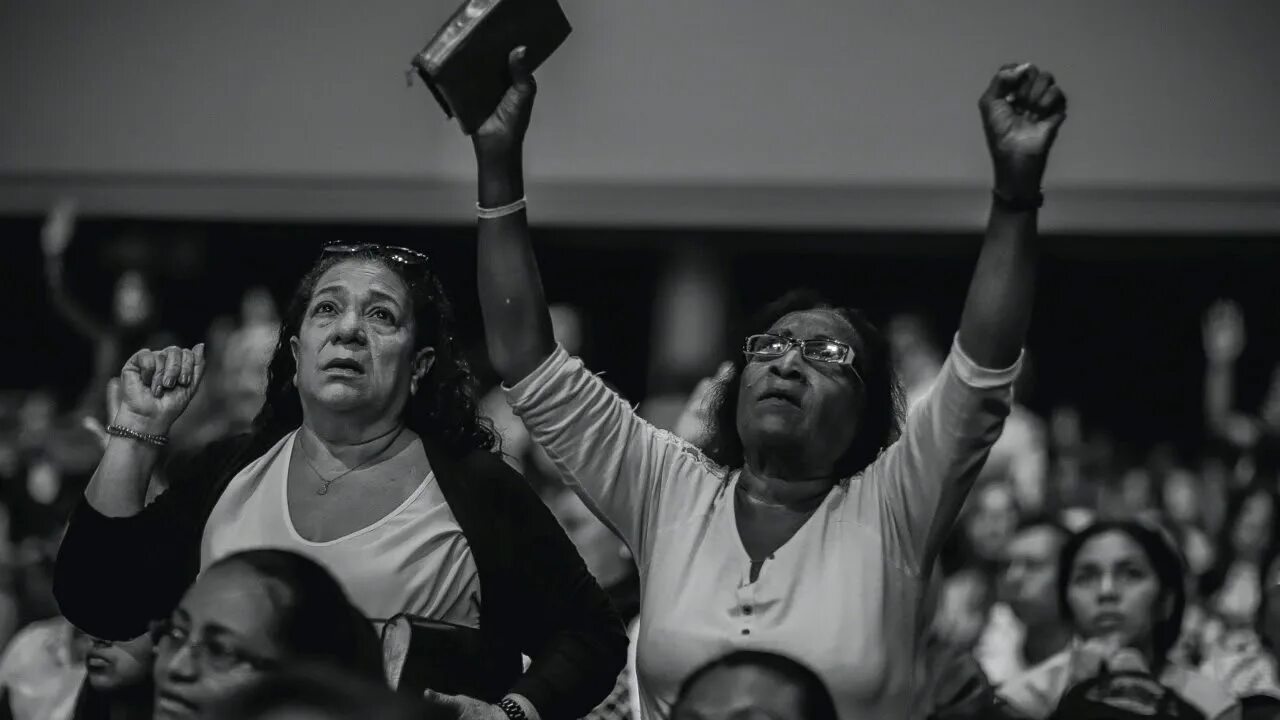 Men worshipping. Black worship. Black worship. People in church. Госпел хор.