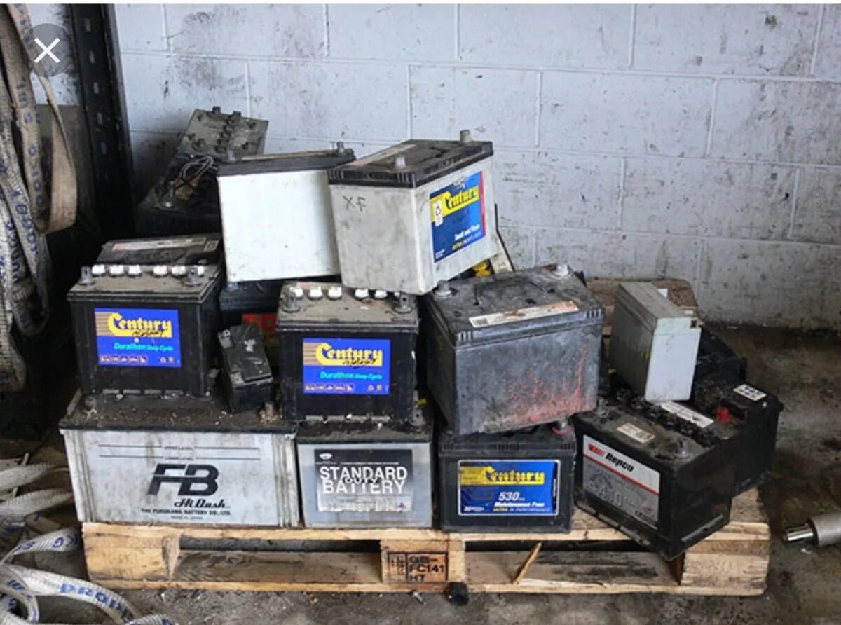 Скупщики аккумуляторов. Старый автомобильный аккумулятор. Прием аккумуляторов. Прием аккумуляторов. Названия для магазина аккумуляторов для авто.