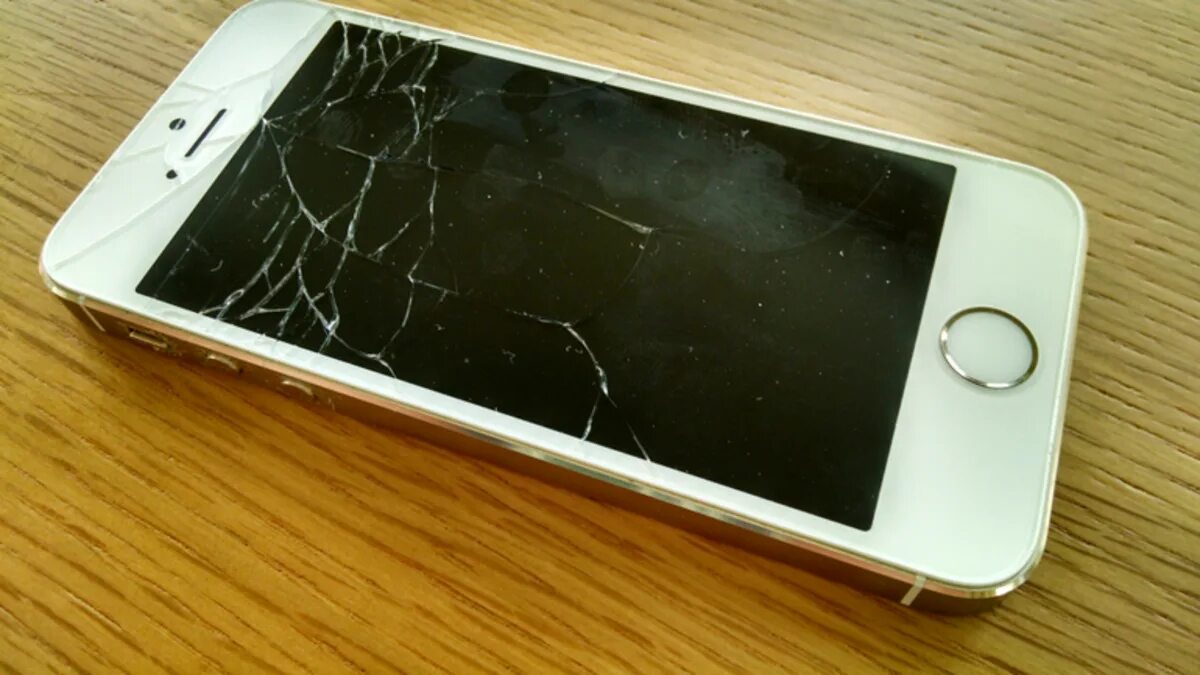 Разбитый айфон 5. Iphone 5 экран. Разбитый айфон 5s. Разбитый дисплей у айфон 5 s. Трещины на айфоне