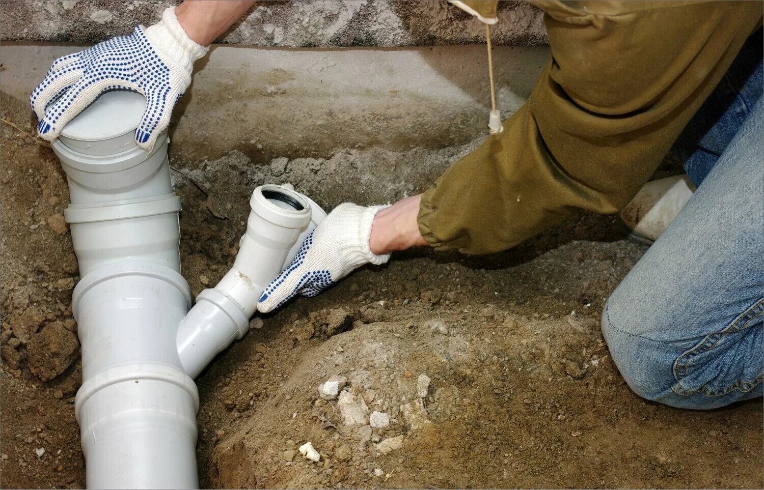 Демонтаж трубы пвх. На канализационный вход в квартиру. Монтаж канализационных труб 110 мм. Сантехника. Повреждения пластиковых труб.